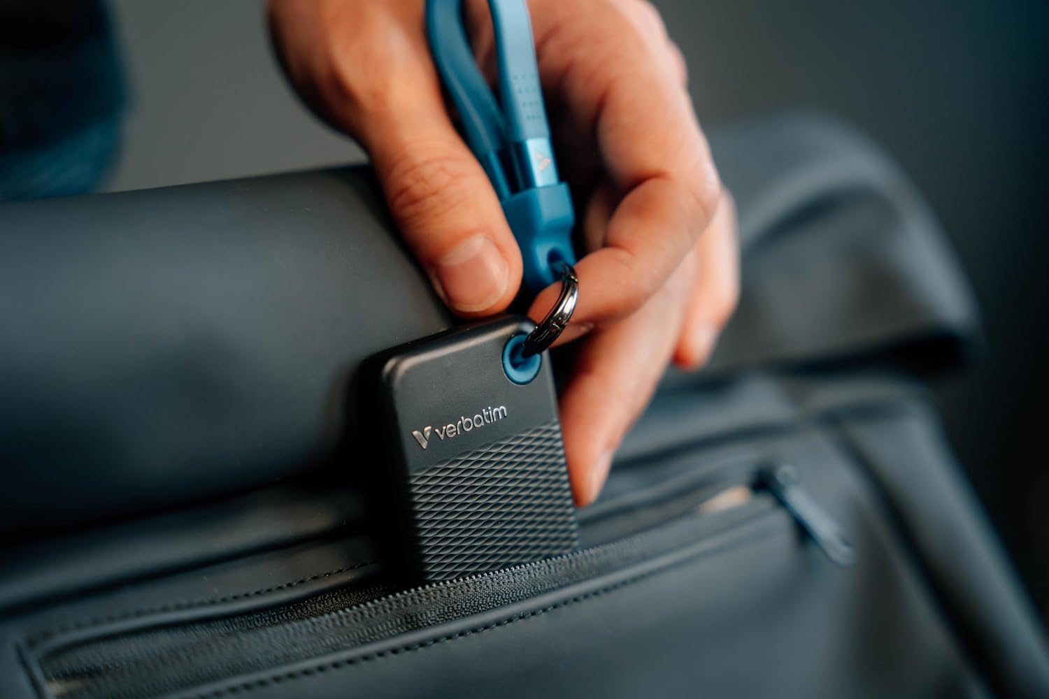 Pocket SSD Portachiavi con Attacco per Cavo USB-C™ 1TB Nero Blu - Miniatura 5